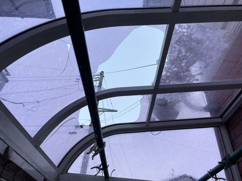 落雪によるバルコニー屋根割れ