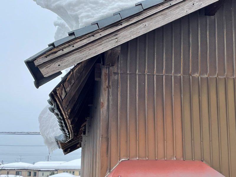大雪により瓦屋根の軒が折れた事故