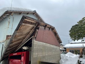 新潟市秋葉区で木造農舎屋根が大雪で損壊。造り替えを余儀なくされる被害状況