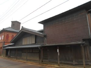 今井家　母屋への入り口 　　　　向かって右側の外壁は銅板の横葺き