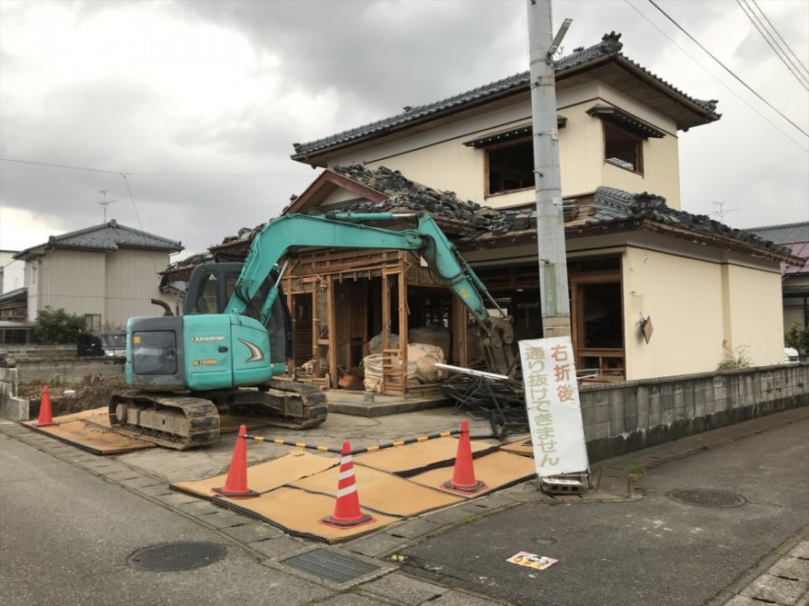 【若蔵】M様邸新築工事、秋葉区山谷町で既存家屋解体開始