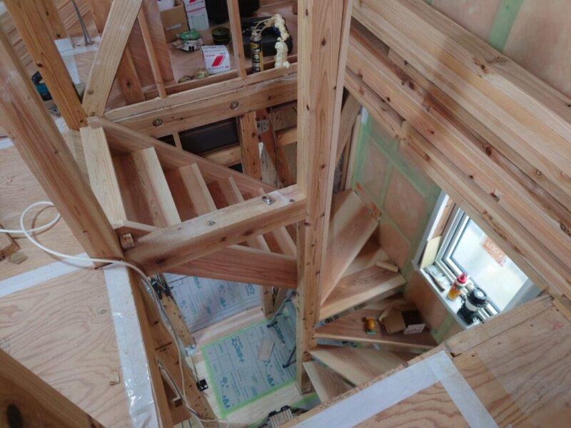 内部木工事進行中！今日は階段の取り付け作業が行われていました。｜江南区長期優良住宅WAKURAS新築現場レポート