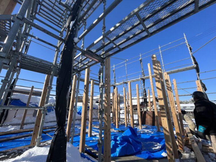 秋葉区小戸古材ショールーム、猛吹雪だけど建て方開始