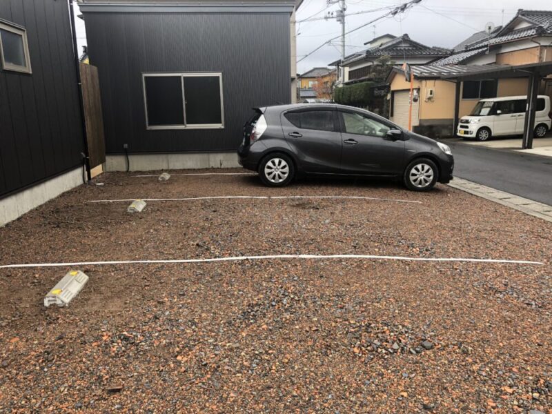 駐車場で見かける車止め。家庭にも必要なのか