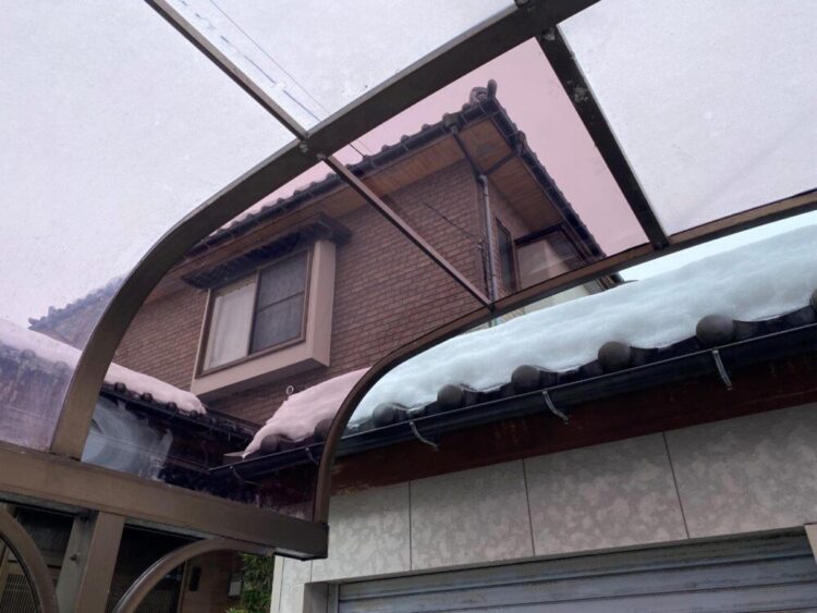 落雪によるポリカの破損が多く発生！屋根から落ちる雪の重さってどのくらい？