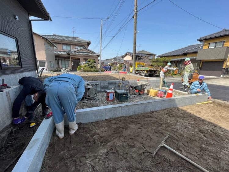 玄関周りの板張り完了。木格子も取り付けられました。【新築完成見学会は4月15日より開催予定、事前予約制となっております】｜北区太夫浜若蔵新築現場レポート