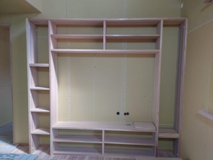 2階吹き抜け部の木格子制作が進行中。大工さんの器用さには頭が上がりませんね。【モデルハウスオープンは5月頃予定!】|秋葉区小戸上組新築現場レポート