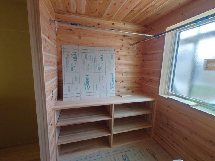 2階吹き抜け部の木格子制作が進行中。大工さんの器用さには頭が上がりませんね。【モデルハウスオープンは5月頃予定!】|秋葉区小戸上組新築現場レポート