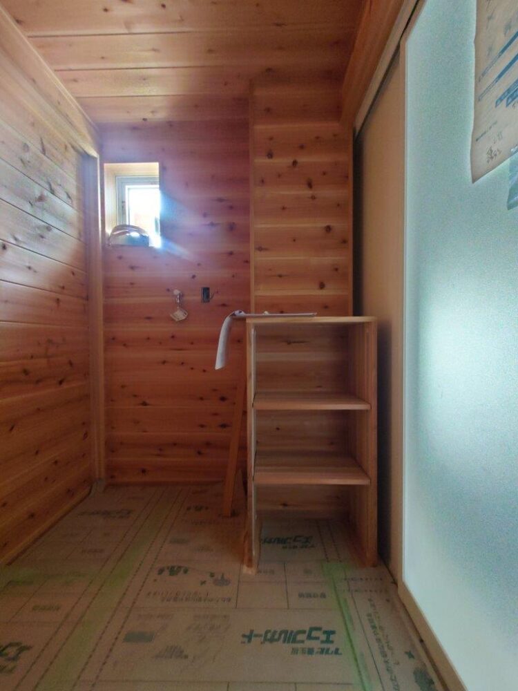 2階吹き抜け部の木格子制作が進行中。大工さんの器用さには頭が上がりませんね。【モデルハウスオープンは5月頃予定!】|秋葉区小戸上組新築現場レポート