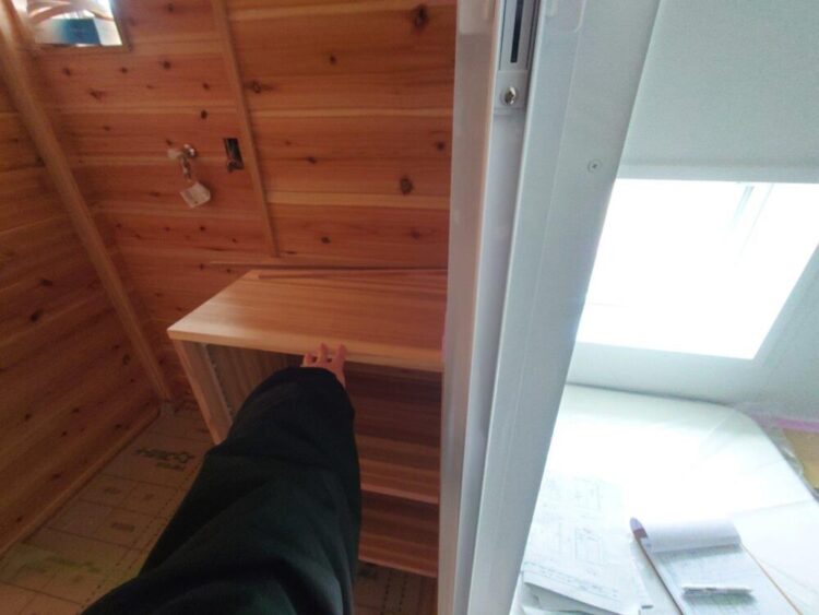 2階吹き抜け部の木格子制作が進行中。大工さんの器用さには頭が上がりませんね。【モデルハウスオープンは5月頃予定!】|秋葉区小戸上組新築現場レポート