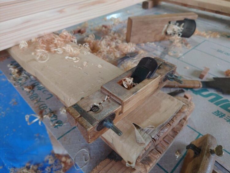 2階吹き抜け部の木格子制作が進行中。大工さんの器用さには頭が上がりませんね。【モデルハウスオープンは5月頃予定!】|秋葉区小戸上組新築現場レポート