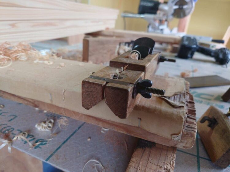 2階吹き抜け部の木格子制作が進行中。大工さんの器用さには頭が上がりませんね。【モデルハウスオープンは5月頃予定!】|秋葉区小戸上組新築現場レポート