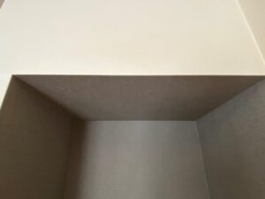 煤が気になる、お手入れしやすいビニルクロスへ。仏間のクロス貼り替えを行いました。