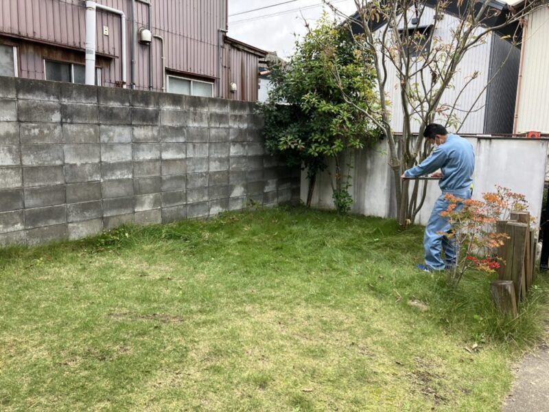 芝生を土間コンクリートに。その時の生活に合わせた環境づくり。