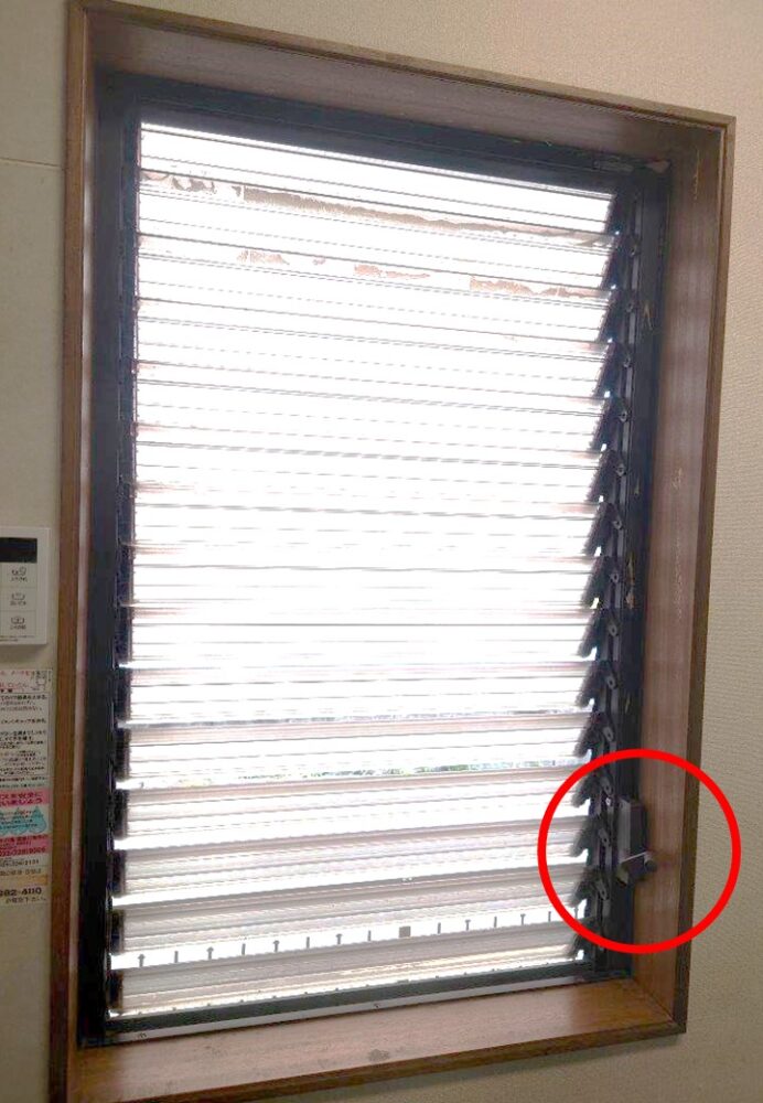 オーナー様宅で窓のオペレーターハンドル交換を行いました。