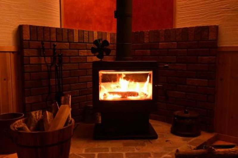 なぜ薪ストーブは部屋全体が暖まるのか。ガスストーブとエアコンとは何が違うのか。