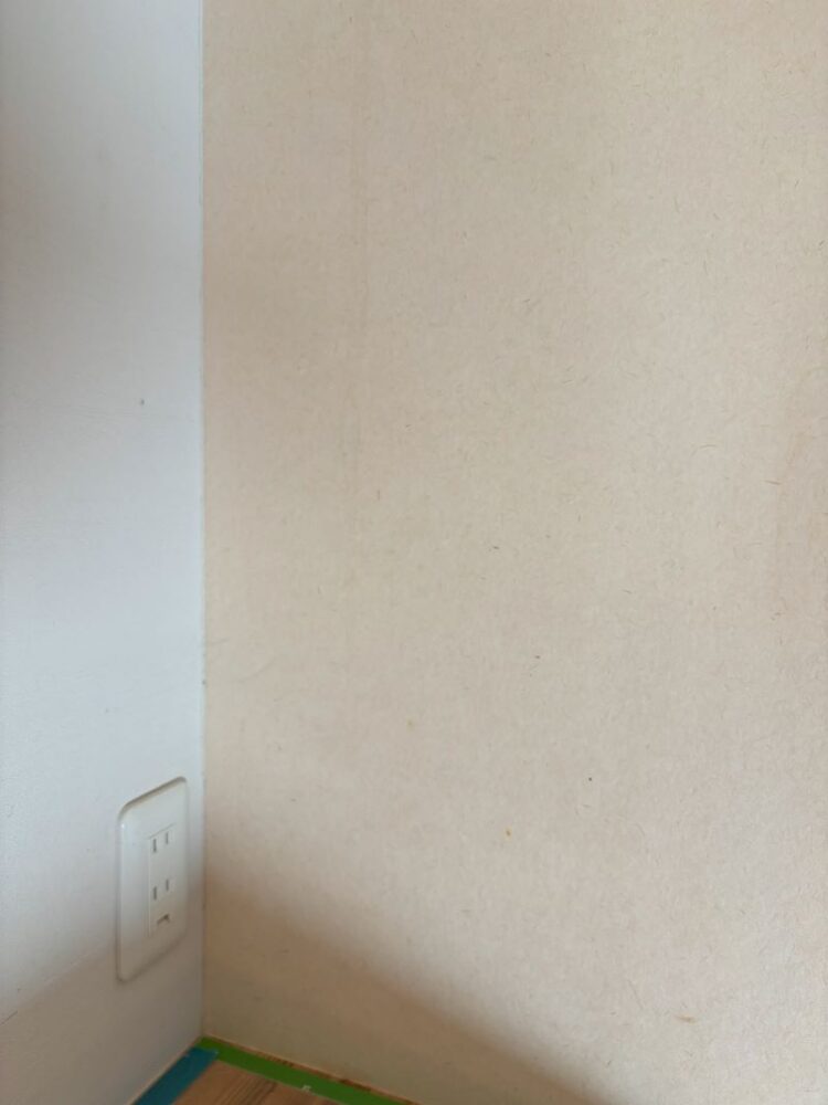 キッチン脇の壁紙をマグネットクロスにする工事を行いました。仕上げは越前和紙を使用しました。