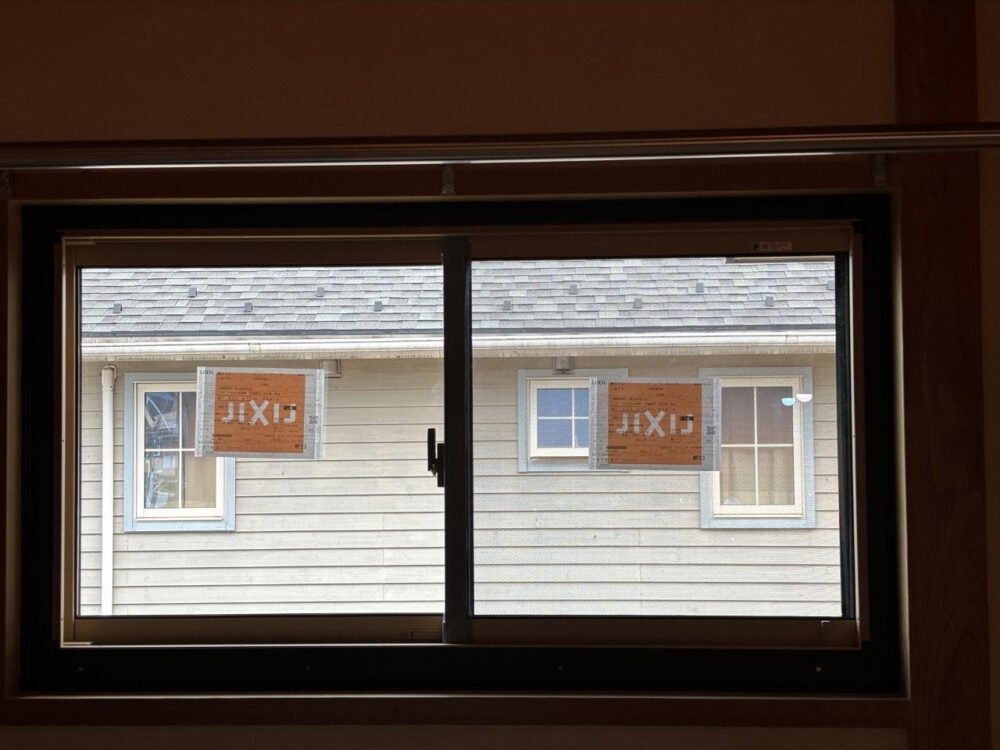 Fix窓を引違い窓に変更する工事を行いました。
