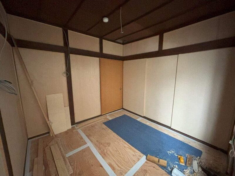 阿賀町のリノベーション現場で建具の取り付けを行ってきました。