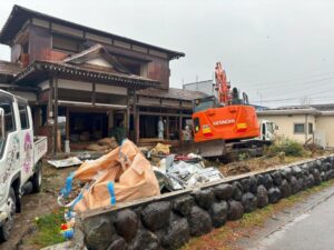 宅地分譲予定現場の解体工事が始まりました。