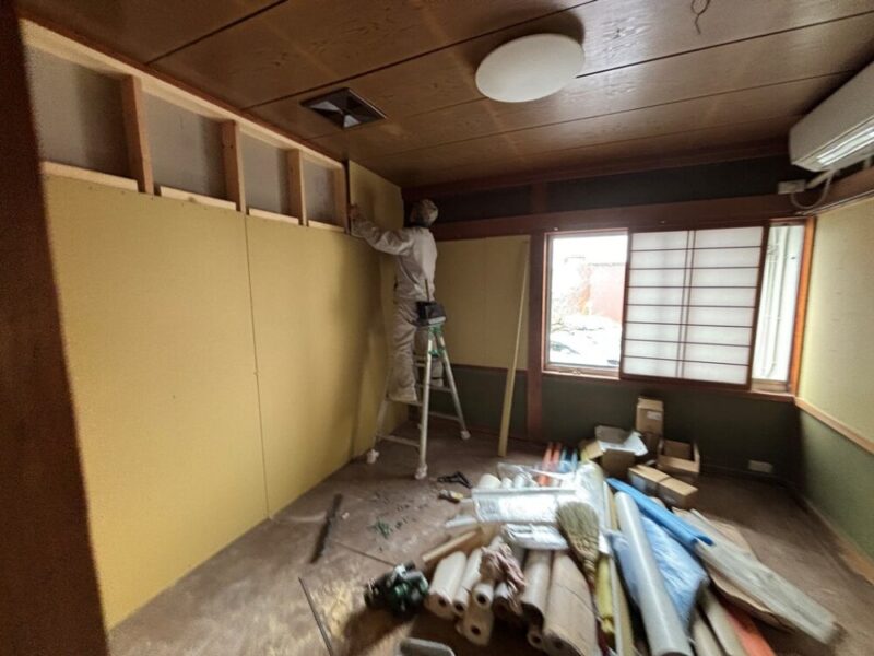 阿賀町のリノベーション現場で間仕切り壁工事を行いました。