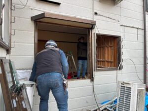 阿賀町のリノベーション現場で解体工事を行いました。