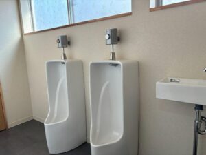 阿賀町のリノベーション現場でトイレの内装工事と新規設置を行いました。