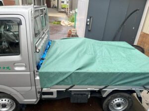 軽トラ　荷物運び　雨