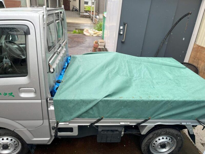軽トラ　荷物運び　雨