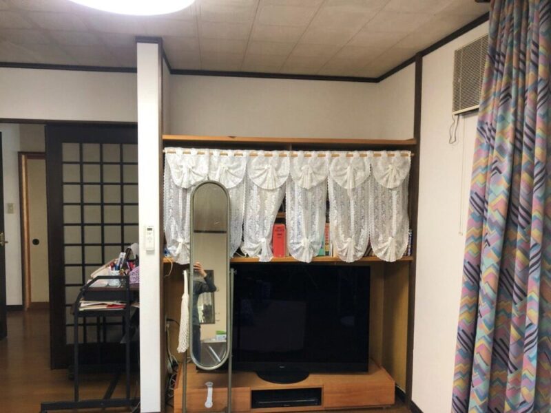 クロス張り替えを行いました。1面だけ色を変えて遊び心のある仕上がりに。