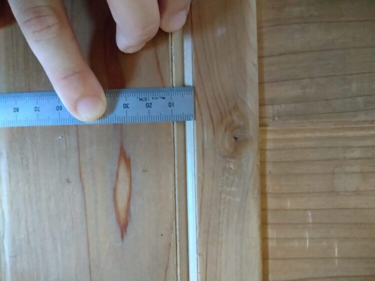 築16年のオーナー様宅にて造付建具の戸車・レール交換を行いました。