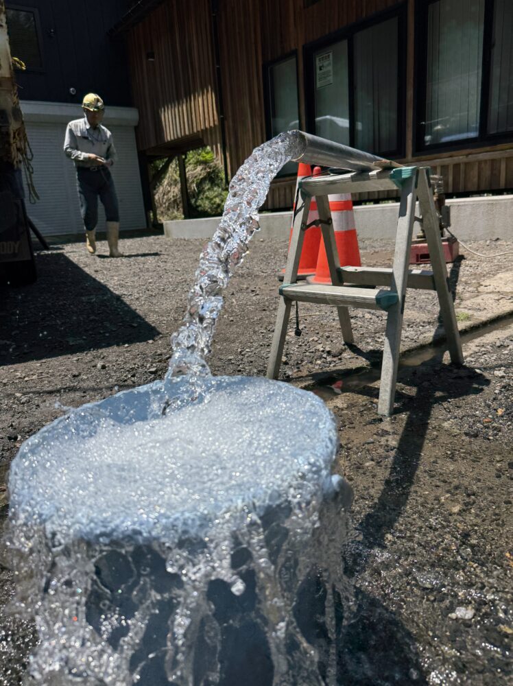 山の地下水を掘る　井戸水工事