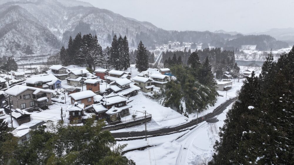 阿賀町の古民家一棟貸し宿空撮