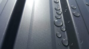 【2026年最新】梅雨・台風前に確認！ガルバリウム鋼板（屋根・外壁）のメリットと寿命を決める職人の腕