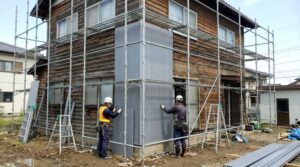 どっちがお得？外壁リフォームの「塗り替え」と「ガルバリウム鋼板カバー工法」の費用対効果を比較