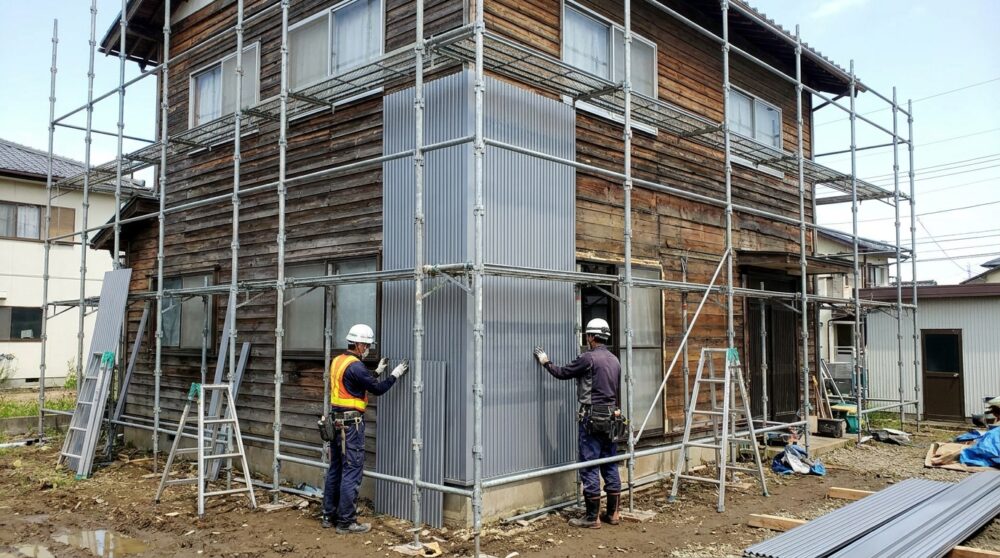 どっちがお得？外壁リフォームの「塗り替え」と「ガルバリウム鋼板カバー工法」の費用対効果を比較