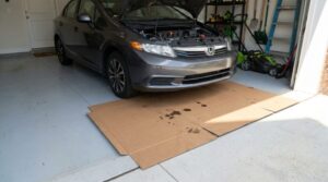 大切な愛車と住まいを守る！ガレージ・カースペースの「コンクリート床の油染み」を家にあるモノで落とすセルフ洗浄DIY