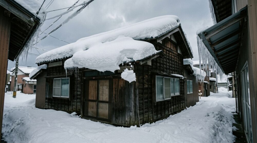 「空き家の屋根から雪が隣の家に落ちた」その瞬間から、あなたは損害賠償を請求される立場になります。