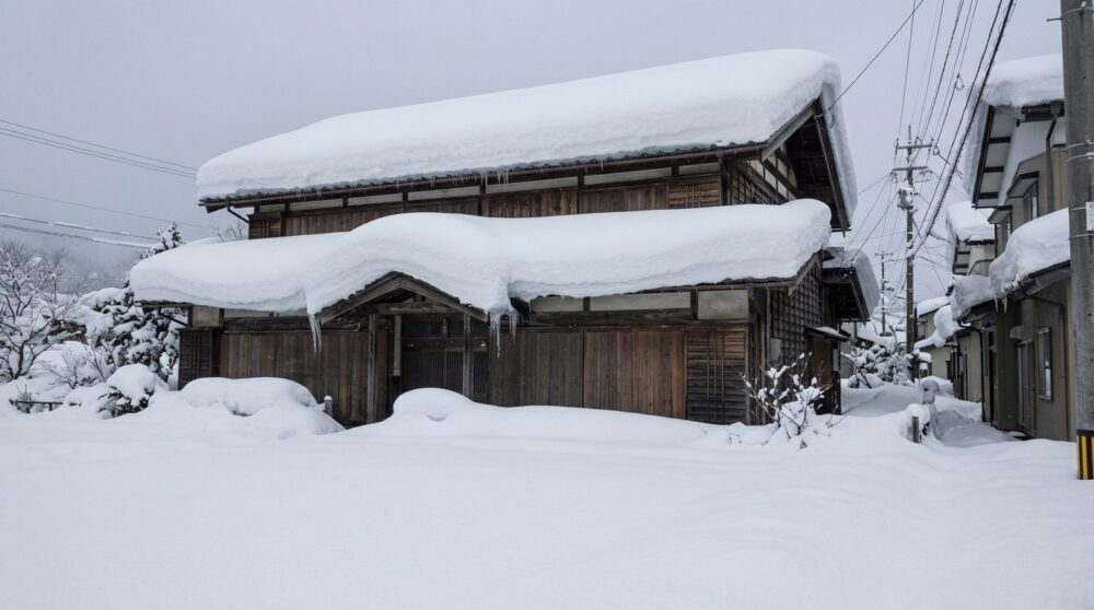 空き家の「雪んこ対策」チェックリスト。新潟の初雪の前に、遠方の持ち主が今やっておきたいこと空き家の「雪んこ対策」チェックリスト。新潟の初雪の前に、遠方の持ち主が今やっておきたいこと