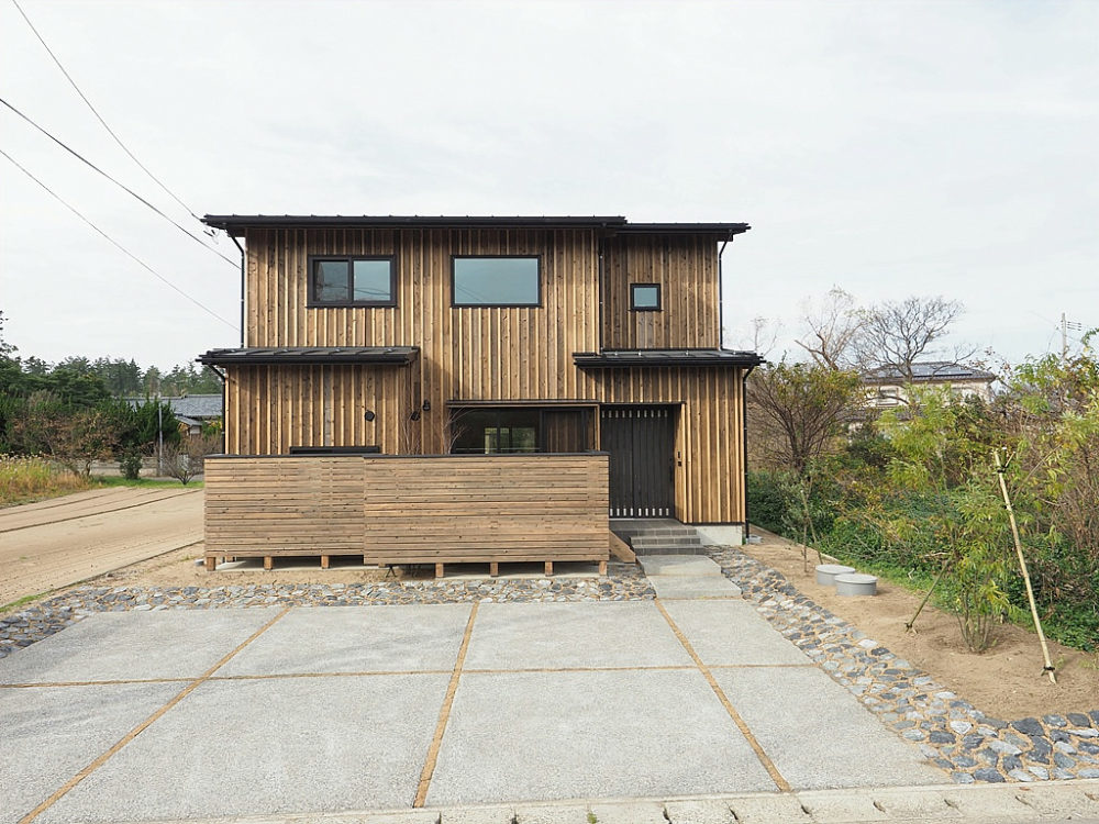 広い敷地で遊び倒す杉板張りの家施工事例