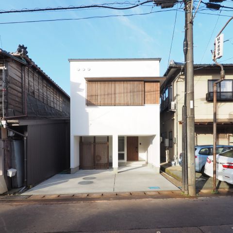 【31坪の狭小地に建つ光冷暖搭載のスクエアな家】 アイキャッチ画像
